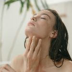 Jabón artesanal de aceite de oliva saponificado en frío siendo aplicado en el rostro y cuello.